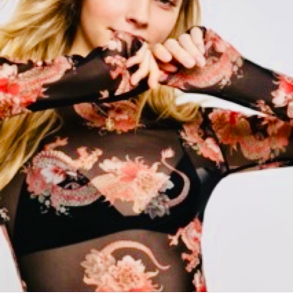 URBAN OUTFITTERS L/S Top, Black with Red & Gold Dragons, Small. EUC (CL-3)